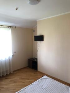 Zimna WodaГалицькі Витребеньки的卧室配有一张床,墙上配有电视