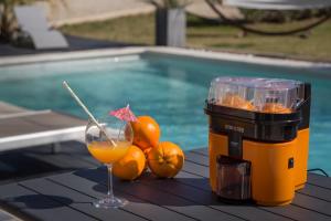 索尔格河畔利勒In Elsama piscine chauffée的池畔桌子上喝着饮料和橘子