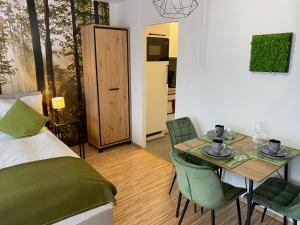 巴登-巴登Wanderlust Apartment Baden-Baden的卧室配有一张床和一张桌子及椅子