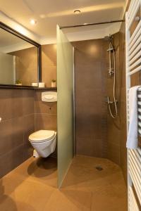 杜斯堡杜斯堡赛德酒店的一间带卫生间和玻璃淋浴间的浴室
