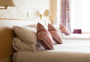 桑当星海酒店的酒店的客房 - 带两张带枕头的床