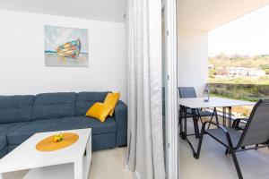 巴斯卡Apartments Augustinovic的客厅配有沙发和桌子