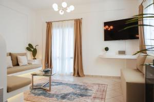 莫诺利索斯The Z Private Villa, Santorini的客厅配有沙发和桌子