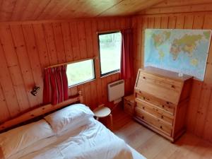 KilmorackHighland Lodge的卧室配有一张床,墙上有地图