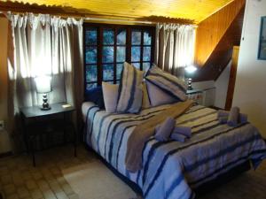 绍斯布鲁姆Trafalgar Chalets - Unit 3的一间卧室设有一张大床和一个窗户。