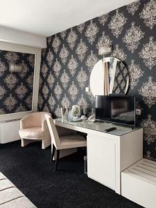 大特尔诺沃肯克乐德酒店的客房设有带镜子的书桌和电视。