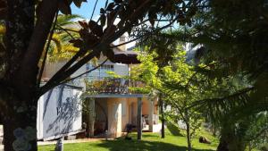 雷森迪Casa Loureiro - Vista Rio Douro的带阳台的白色房子(位于庭院内)
