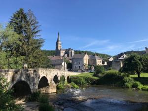 TreignesChez Marie-Angèle的一座桥,一座有教堂的小镇上的河流