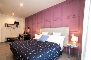 佩斯卡拉SMARTFIT HOUSE - Room & Relax的一间卧室配有一张大床和紫色墙壁