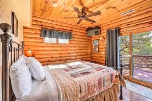 Quaint Williams Cabin Near Grand Canyon客房内的一张或多张床位