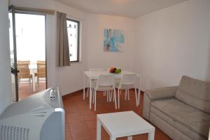 维拉摩拉加尔维图阿尔伽迪亚滨海公园公寓的客厅配有沙发和桌子