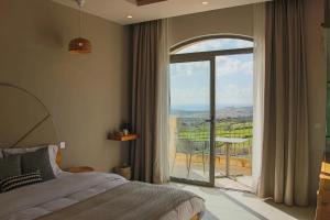 加拉Villa dei Venti的一间卧室设有一张床和一个美景阳台