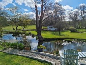 奥斯威斯Riverside Cabin in Shropshire的相册照片