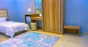 欧拉شقق Flower-z的一间卧室配有床、镜子和地毯