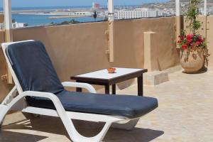 阿加迪尔阿弗德公寓酒店的蓝白色椅子和阳台桌子