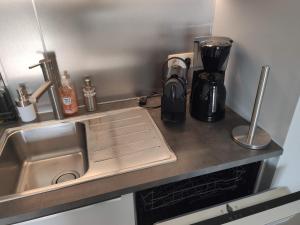 布列登SeaLodge4you的厨房柜台配有水槽和咖啡壶