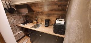 WilpB&B Mackenzieplaats的带微波炉的台面的小厨房