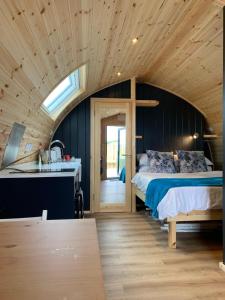 GalstonThistle Pod at Ayrshire Rural Retreats Farm Stay Hottub Sleeps 2的卧室配有床和盥洗盆