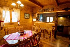 Veliko TrgovišćeKuća za odmor Grunt的厨房以及带桌椅的用餐室。