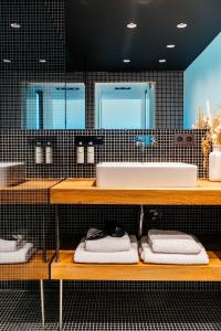 根特Chambre d'Amis by Alix的浴室配有盥洗盆和带毛巾的台面。
