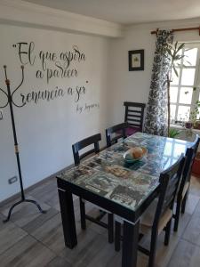 乌斯怀亚Rocio的一间设有桌子和墙上标牌的用餐室