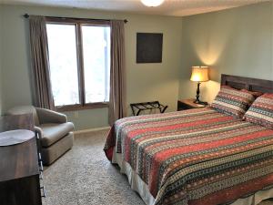 拉皮德城Priceless Black Hills View的卧室配有床、椅子和窗户。