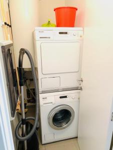 尼乌波特Even Aan Zee - Largo的洗衣机上方有水桶