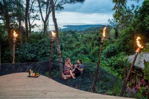 乌维塔Selva Armonia Immersive Jungle Resort的坐在森林走道上的男女