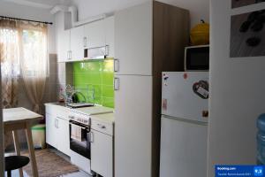 雅典The Zen Apartment Athens的厨房配有白色冰箱和水槽