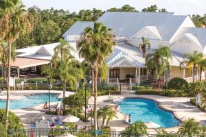奥兰多世誉奥兰多金斯敦礁酒店的享有度假村的空中景致,设有游泳池和棕榈树