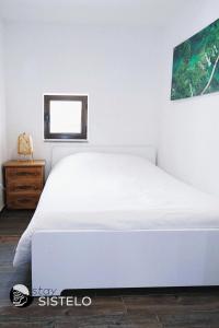 希斯泰洛Casa do Ferreiro的卧室内的一张白色床,设有窗户