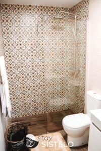 希斯泰洛Casa do Ferreiro的一间带卫生间和墙壁的浴室