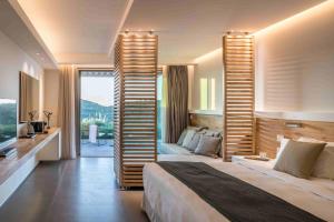 塞沃塔多莫特贴水尼古拉斯套房度假酒店的酒店客房设有一张床和一个阳台。