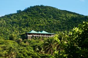 Crescent BeachSugar Reef Bequia - Adults Only的山中一座建筑