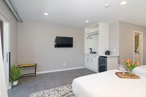 圣地亚哥Sands Of La Jolla的白色客房 - 带床和厨房