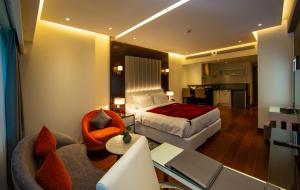 迪拜第一城堡套房酒店的酒店客房,配有床和沙发