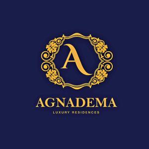斯希努萨岛AGNADEMA Luxury Residences的金色装饰圆环标志上的字母