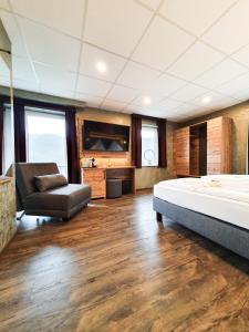 圣戈阿尔微哈斯咖奈酒店 - 德罗蕾莱的一间卧室配有一张床、一张沙发和一台电视