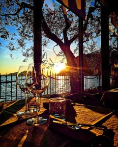 蒙泰伊索拉蒙泰伊索拉森林酒店的一张桌子,上面放着酒杯,还有日落