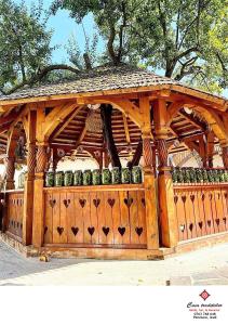 耶乌德卡萨特拉迪踢勒旅馆的木制凉亭,设有木门