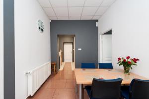 威利兹卡Apartament Solny Wieliczka Centrum 5的一间会议室,配有桌子和蓝色椅子