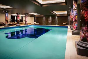 NYX Hotel London Holborn by Leonardo Hotels内部或周边的泳池