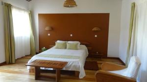 安齐拉贝彩色咖啡厅酒店的一间卧室设有一张大床和一个大窗户