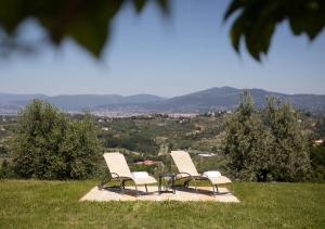 因普鲁内塔Tenuta Torre Rossa Farm & Apartments的山顶上两把椅子和一张桌子