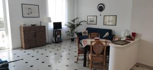 拉帕洛Casa Tigullio的客厅配有桌椅