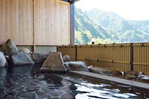 熊野市清流庄海豚温泉酒店的山间小屋的池水