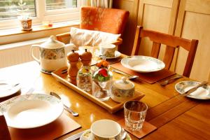 彭林The Dog House, Penryn的盘子和杯子的桌子和食物托盘