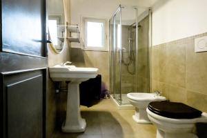 Dimora di Ulisse Sea View Holiday Apartment的一间浴室