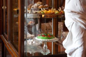 诺托Q92 Noto Hotel的展示盒,包括绿色蛋糕和其他糕点