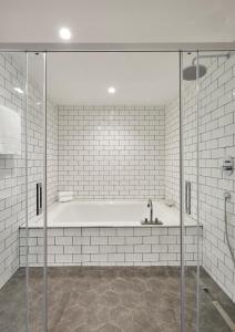 罗列特海岸Gran Hotel Flamingo-Adults Only的白色的浴室设有浴缸和淋浴。